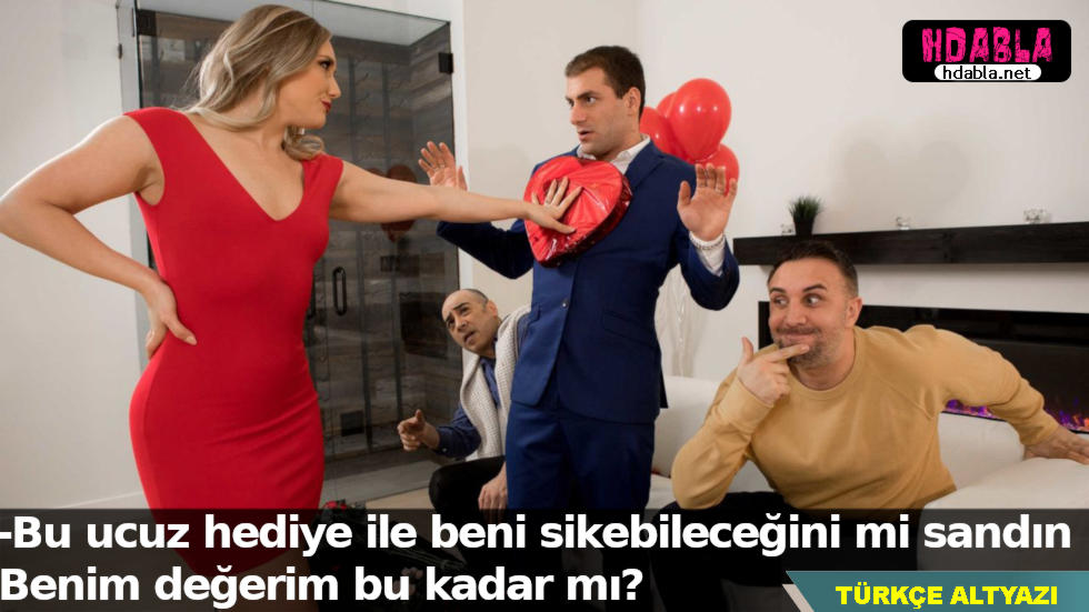 Üç sevgilisinden sadece en güzel hediyeyi alana külotunu indiriyor